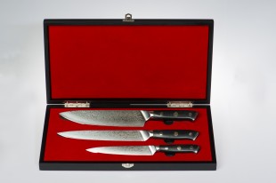 Box set of knives in...