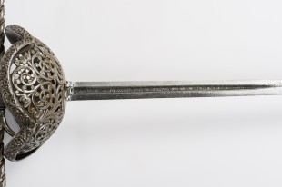 ES733 Tizona española trébol profusamente calada y cincelada 2