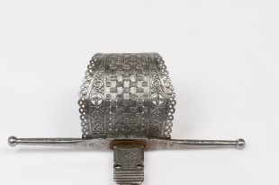 Knotted left-hand dagger... 2